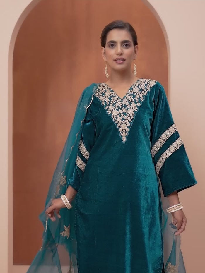 Teal Velvet Embroidered Straight Kurta Set With Straight Bottom And Scalloped Dupatta