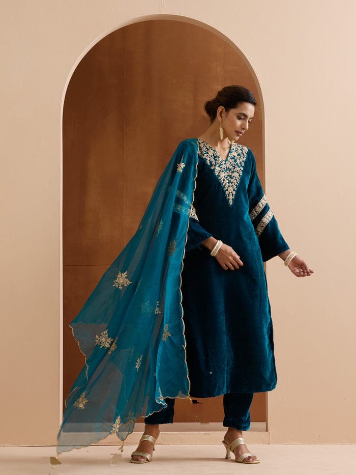 Teal Velvet Embroidered Straight Kurta Set With Straight Bottom And Scalloped Dupatta